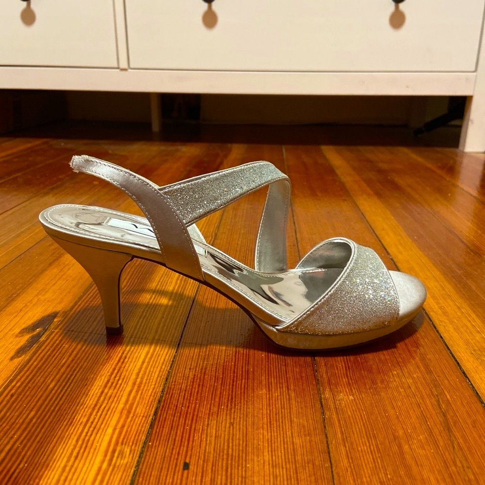 NWOT Nina Shoes! Silver Baby, Glitter, Kitten Heels! Us size 9